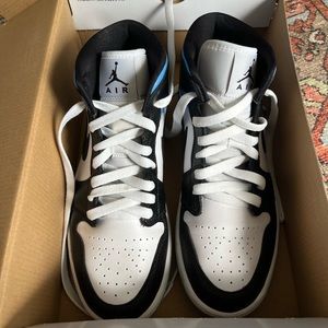 Air Jordan 1 Mid Womens - Black, White & Blue